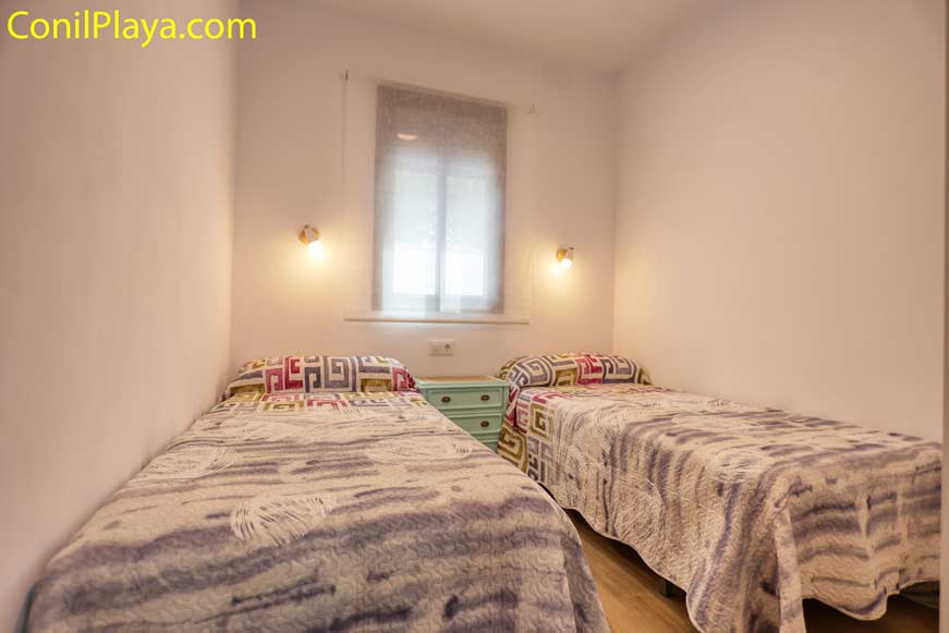 Dormitorio con 2 camas