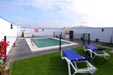 Casa a 820 metros de Conil, en el Carril de la Lobita, a 4 minutos de la playa de la fontanilla en coche. Parcela de 450 metros con aparcamiento. La piscina es privada.
ver fotos