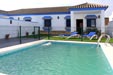 Casa a 820 metros de Conil, en el Carril de la Lobita, a 4 minutos de la playa de la fontanilla en coche. Parcela de 450 metros con aparcamiento. La piscina es privada.
capacidad para 4 personas