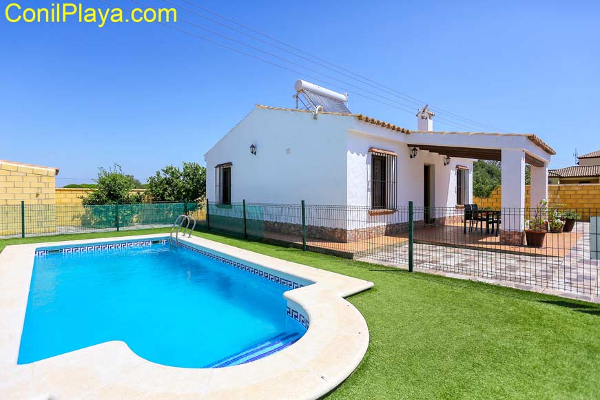 chalet conil piscina