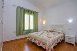 Tranquilo chalet con piscina privada en zona muy proxima a las calas de Conil. Barbacoa, aparcamiento privado. Cerca de Conil.
capacidad para 4 personas