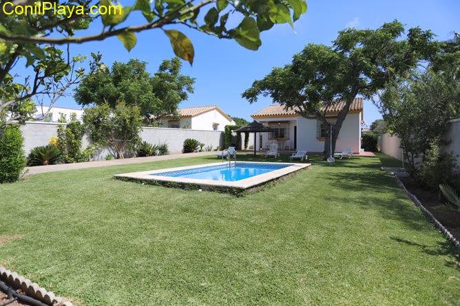 chalet conil piscina