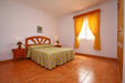 Tranquilo chalet con piscina privada, ideal para vacaciones de verano cerca de la playa. Amplio jardín con sombra, porche, hamacas. Aparcamiento cubierto.
capacidad para 4 personas