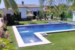 2 dormitorios,4 personas. Estupendo chalet con piscina en amplia parcela toda con césped. Zona muy tranquila y cercana a urbanización Roche y sus playas. 2 dormitorios, merendero.
