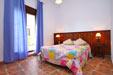 Estupendo chalet con piscina en amplia parcela toda con césped. Zona muy tranquila y cercana a urbanización Roche y sus playas. 2 dormitorios, merendero.
Chalet de 2 dormitorios y para 4 personas.