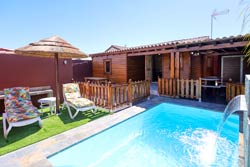 3 dormitorios,6 personas. Chalet con piscina privada cerca de las calas de Conil. Con porche, barbacoa, capacidad para 6 personas, 3 dormitorios. Muy tranquilo, ideal para las vacaciones de verano cerca de la playa. 