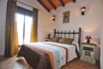 Chalet con piscina privada situado cerca de las calas de Conil, en zona tranquila y bien comunicada. tiene porche, barbacoa.
capacidad para 4 personas