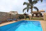 Chalet con piscina privada situado cerca de las calas de Conil, en zona tranquila y bien comunicada. tiene porche, barbacoa.
ver fotos