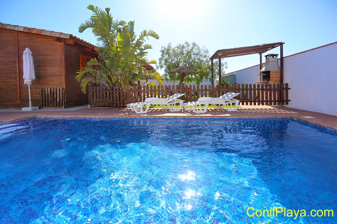 Piscina y al fondo la casa en Conil