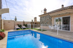 2 dormitorios,4 personas. Tranquilo chalet con piscina privada situado en la zona rural de Barrio Nuevo. Barbacoa, porche. Es una alojamiento para vacaciones ideal para una familia. 
