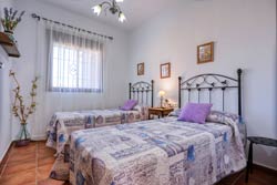 Tranquilo chalet con piscina privada a la entrada de Conil. Porche, barbacoa, aparcamiento privado, muy bien comunicado. Consta de 3 dormitorios con armarios empotrados, salón con chimenea de leña, cocina - comedor y 2 baños.
capacidad para 6 personas.