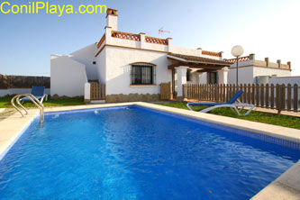 Chalet con piscina en Conil para alquilar