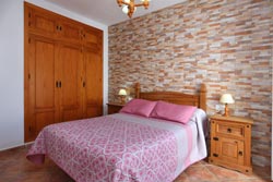Chalet con piscina privada en las afueras de Conil, muy cerca de la piscina municipal. Tiene porche, jardín y barbacoa. consta de 2 dormitorios.
capacidad para 4 personas