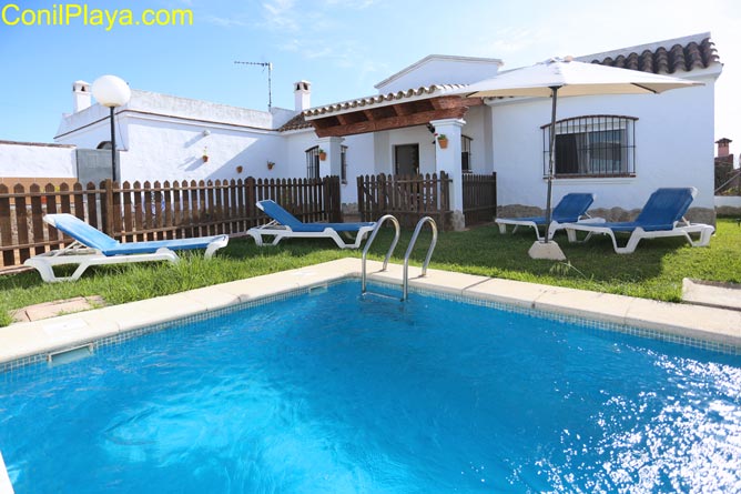 Chalet con piscina en Conil para alquilar