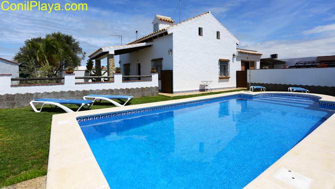 Vista de la casa en alquiler con piscina muy cerca de Conil