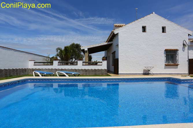 Piscina y porche