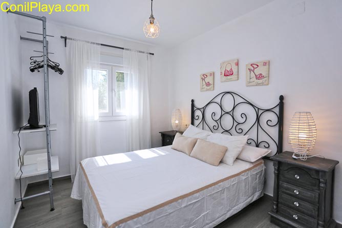 dormitorio principal con cama de matrimonio