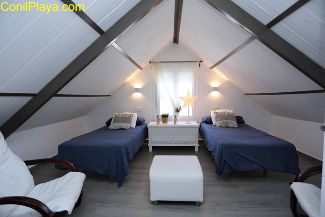 dormitorio con 2 camas