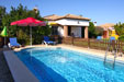 Chalet con piscina privada situado en zona muy tranquila. Cuenta con una amplio jardín, porche, aparcamiento privado y barbacoa.
Chalet en conil con piscina privada