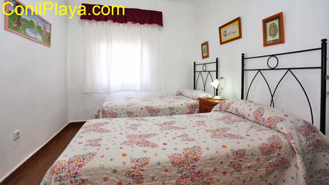 dormitorio con 2 camas individuales