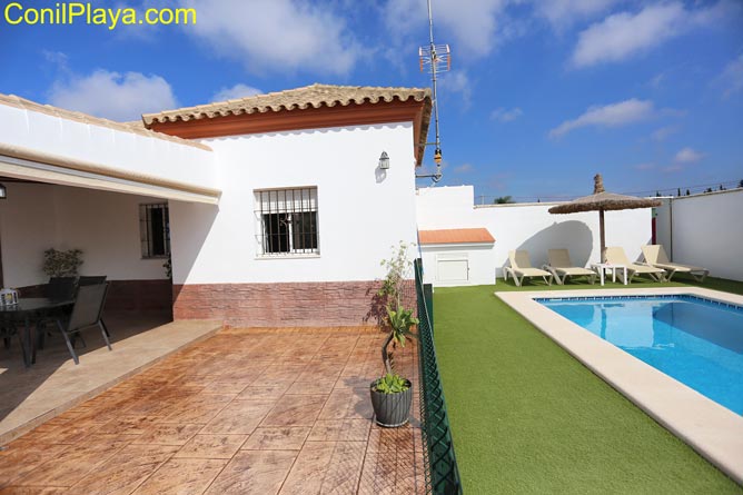 chalet conil piscina