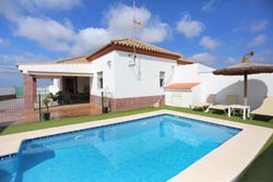 2 dormitorios,8 personas. Chalet con piscina en Conil situado en una zona muy tranquila de 2 dormitorios, aire acondicionado, porche, barbacoa y aparcamiento privado. Ideal familias.