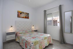 Se encuentra situado en una zona muy tranquila, tiene muchos arboles y mucha sombra. La piscina es privada y tiene barbacoa y merendero.
chalet de 3 dormitorios y capacidad para 6 u 8 personas