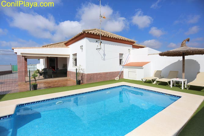 Chalet con piscina cerca de Conil