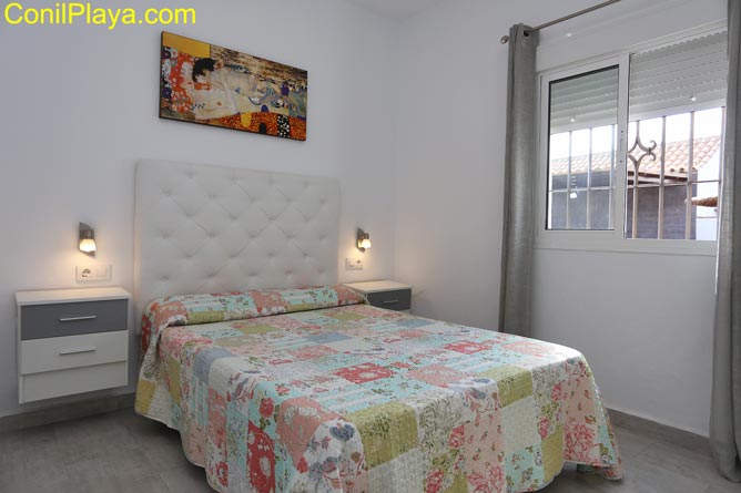 Dormitorio con cama de matrimonio