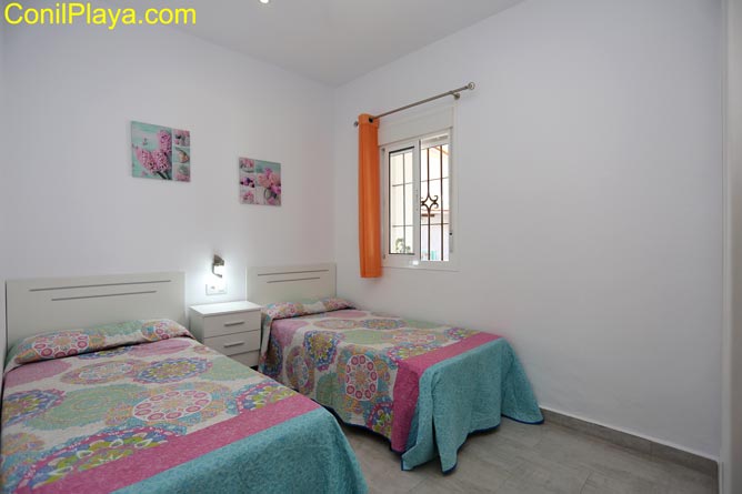 dormitorio con 2 camas individuales