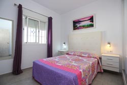 Chalet situado en zona muy tranquila a pocos minutos de una salida de la autovía a Conil. Piscina privada, porche, barbacoa, ideal para familias con niños pequeños. 2 camas de matrimonio.
capacidad para 7 personas