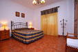 Estupendo chalet familiar con piscina privada muy cerca de Urbanización Roche. Ideal para familias grandes. Azotea, terraza, barbacoa, porche, aparcamiento privado.
Alquiler con piscina privada cerca de Roche