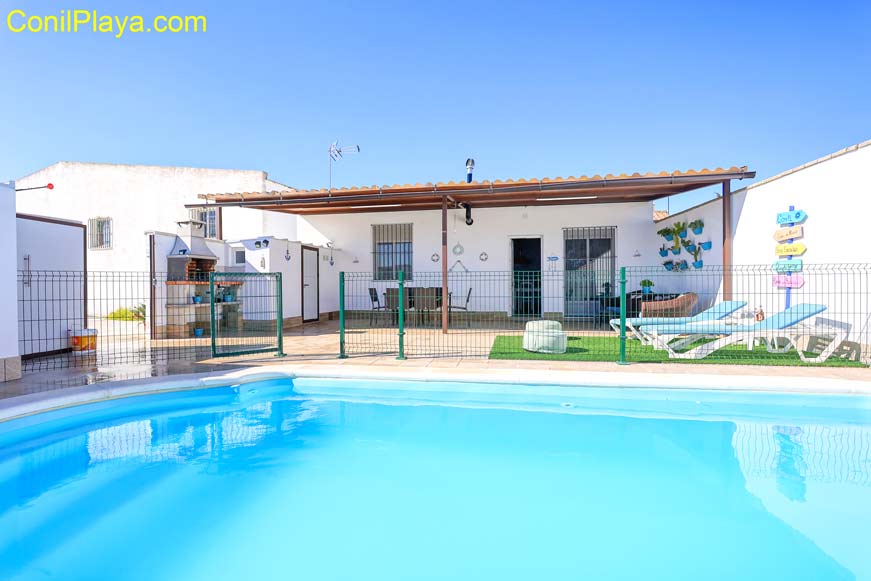 chalet conil piscina