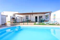 1 dormitorios,4 personas. Chalet con piscina privada en la zona del Chinarejo. Zona muy tranquila y cercana a las playas y a Conil. para 2 a 4 personas. Admite perros.