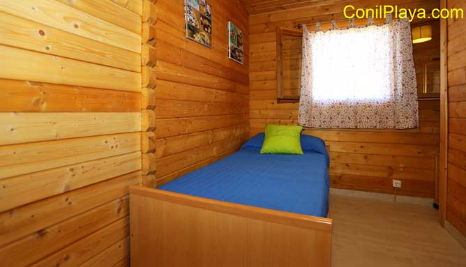 Dormitorio con 1 cama individual