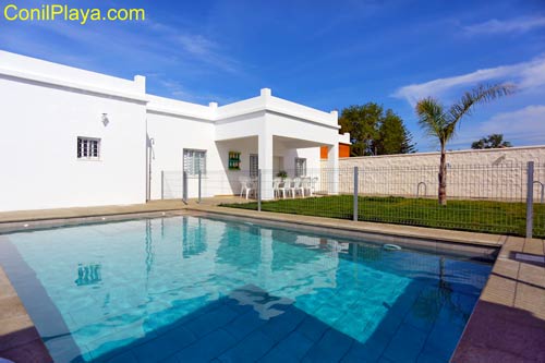 chalet en Conil en alquiler con piscina y jardín