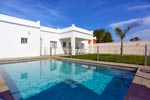 6 dormitorios,12 personas. Ideal para familias grandes. Chalet con piscina muy cerca de Conil de 6 dormitorios, a menos de 700 metros, muy bien comunicado. Piscina privada, aparcamiento, amplio porche, barbacoa  Estupendo para pasar las vacaciones muy cerca de Conil