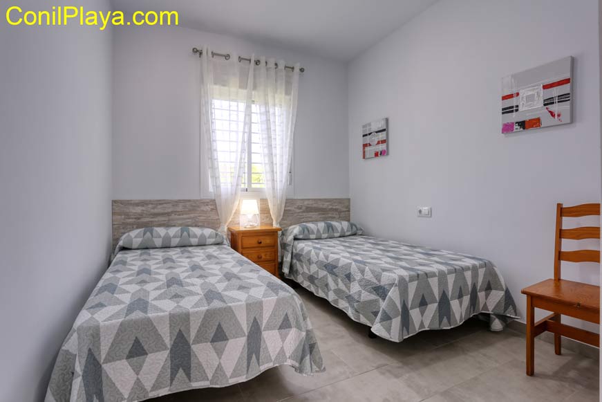 dormitorio con 2 camas individuales.