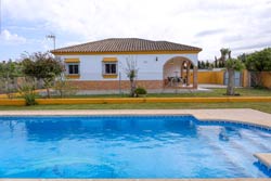 3 dormitorios,6 personas. Chalet de tres dormitorios para 6 personas con piscina privada y jardín, situado a las afueras de Conil. Barbacoa, porche, aparcamiento privado. 