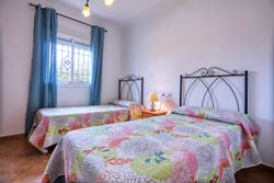 Chalet de tres dormitorios para 6 personas con piscina privada y jardín, situado a las afueras de Conil. Barbacoa, porche, aparcamiento privado.
Alquiler de vacaciones para 6 personas en chalet de 3 dormitorios