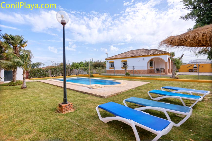 Chalet en alquiler en Conil con piscina.