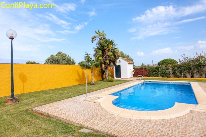 chalet con piscina privada en Conil