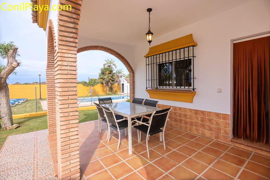 porche con mesa y sillas de jardín