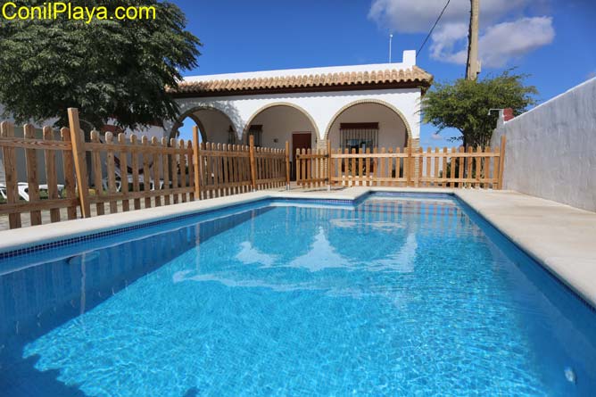 Chalet en alquiler en Conil con piscina.