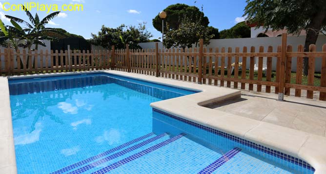 Vista de la piscina desde la terraza