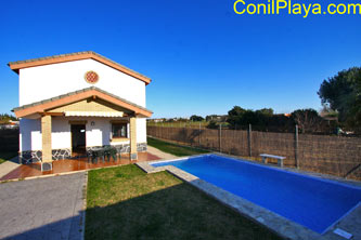 Chalet en alquiler en Conil con piscina. En el Colorado.