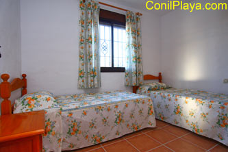 dormitorio con 2 camas individuales