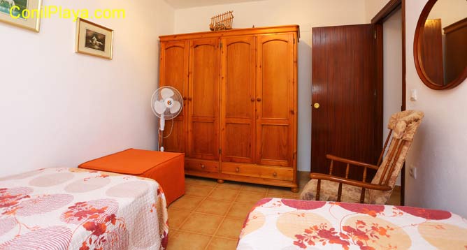 armario del dormitorio con 2 camas individuales