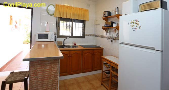 cocina con mesa comedor