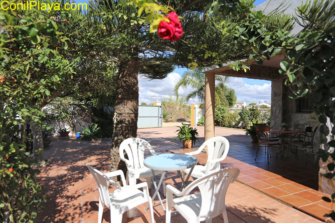 mesa en el jardín junto a la piscina